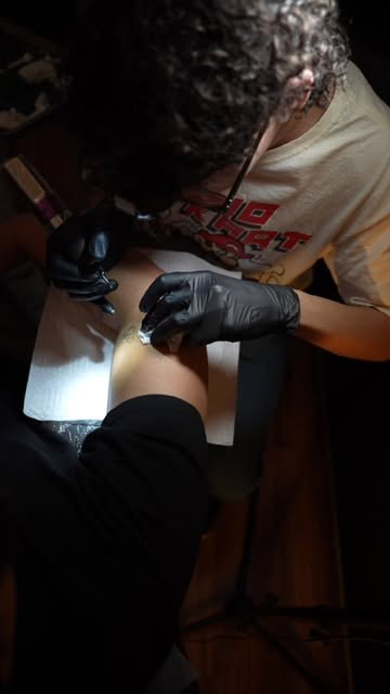Israel Crespo working a fine-line piece on the forearm
