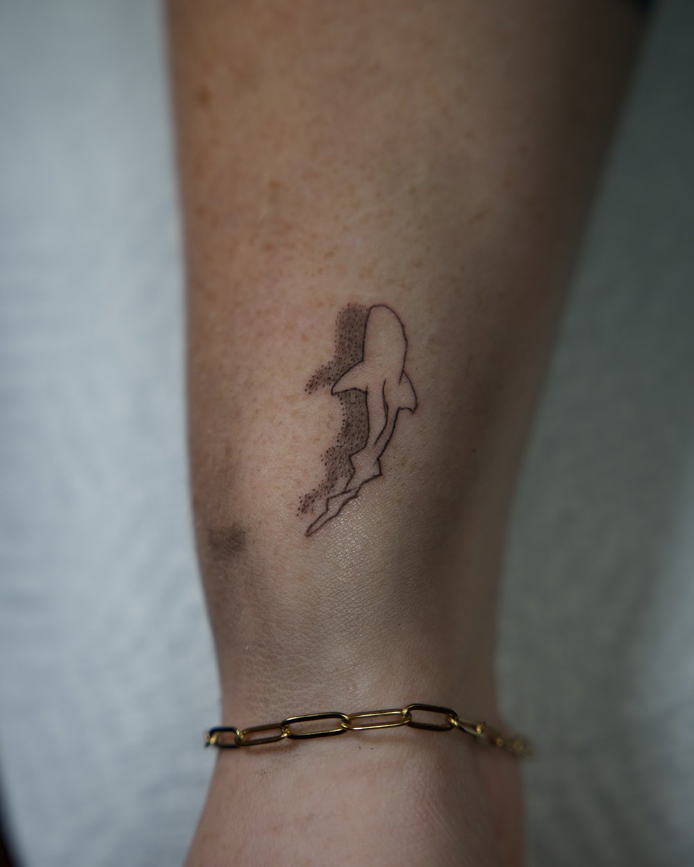 Small shark silhouette with shading on the wrist, by Israel Crespo